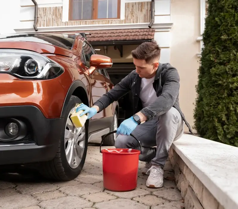 Lavage auto à domicile Sainte-Feyre-la-Montagne : professionnel intervenant sur un véhicule